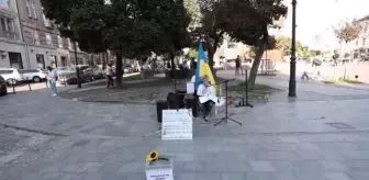 8 yaşındaki Yura, Lviv sokaklarında şarkı söyleyerek Ukrayna ordusuna para topluyor