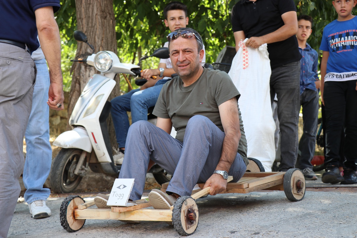 Adana\'da el yapımı tahta araçlar yarıştı