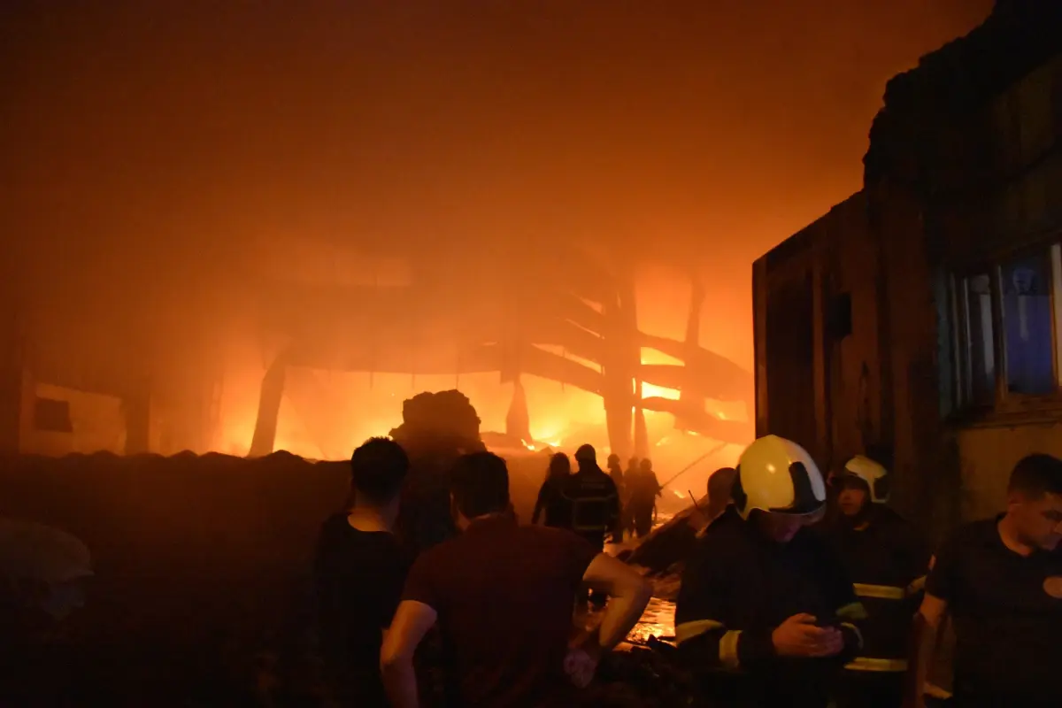 Adana\'da geri dönüşüm fabrikasında çıkan yangına müdahale ediliyor