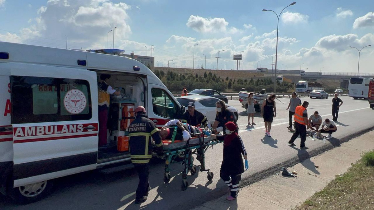 Anadolu Otoyolu\'nun Kocaeli geçişindeki kaza ulaşımı aksattı