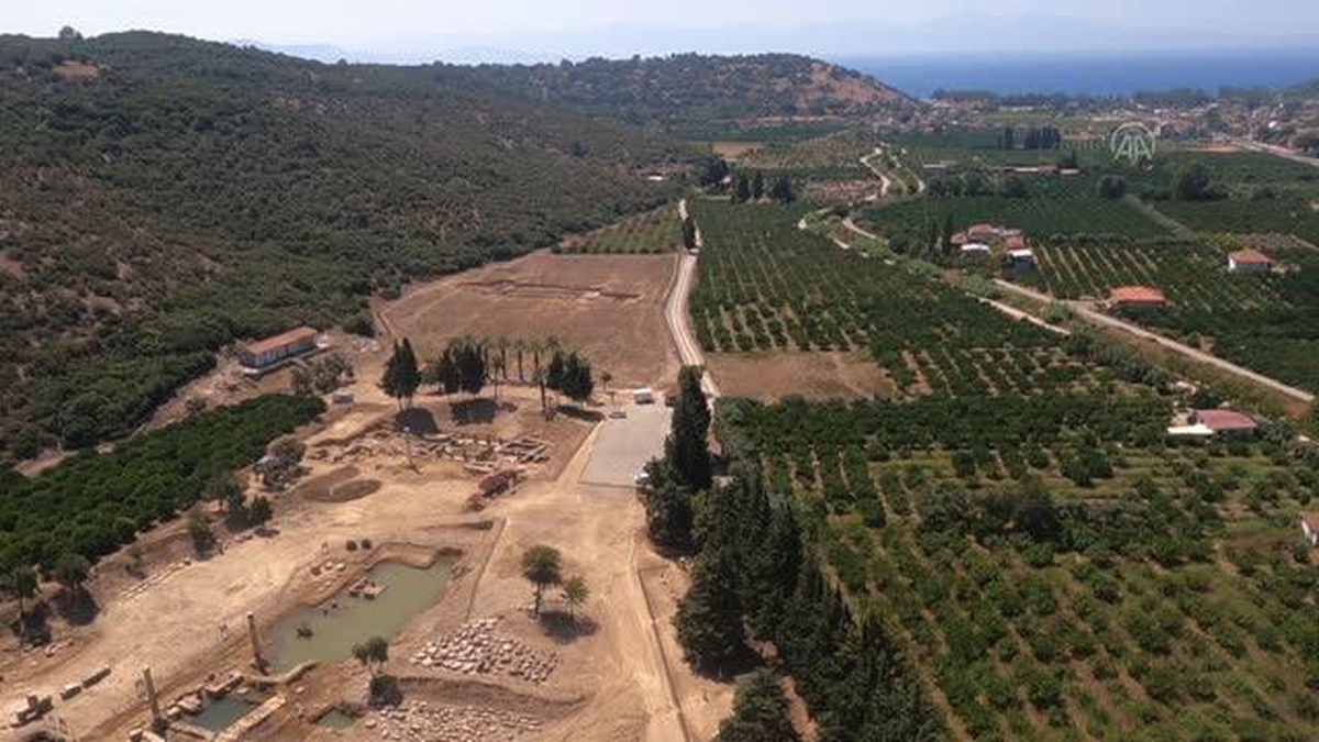 Antik Çağ\'ın mitolojik dev tanrı heykelleri orijinal görüntüsüne kavuşuyor