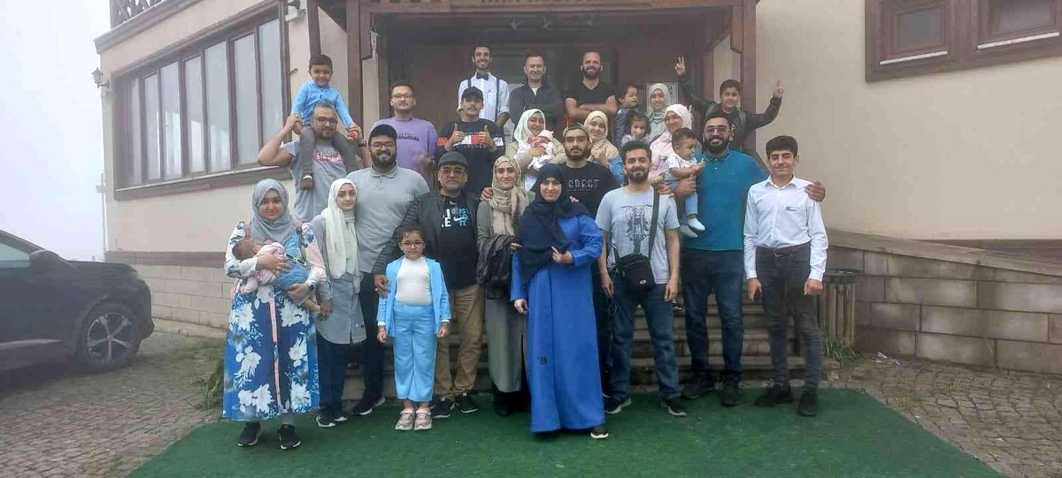 Rize\'de Arap turistleri taşıyan tur minibüsü devrildi: 3\'ü ağır 25 yaralı