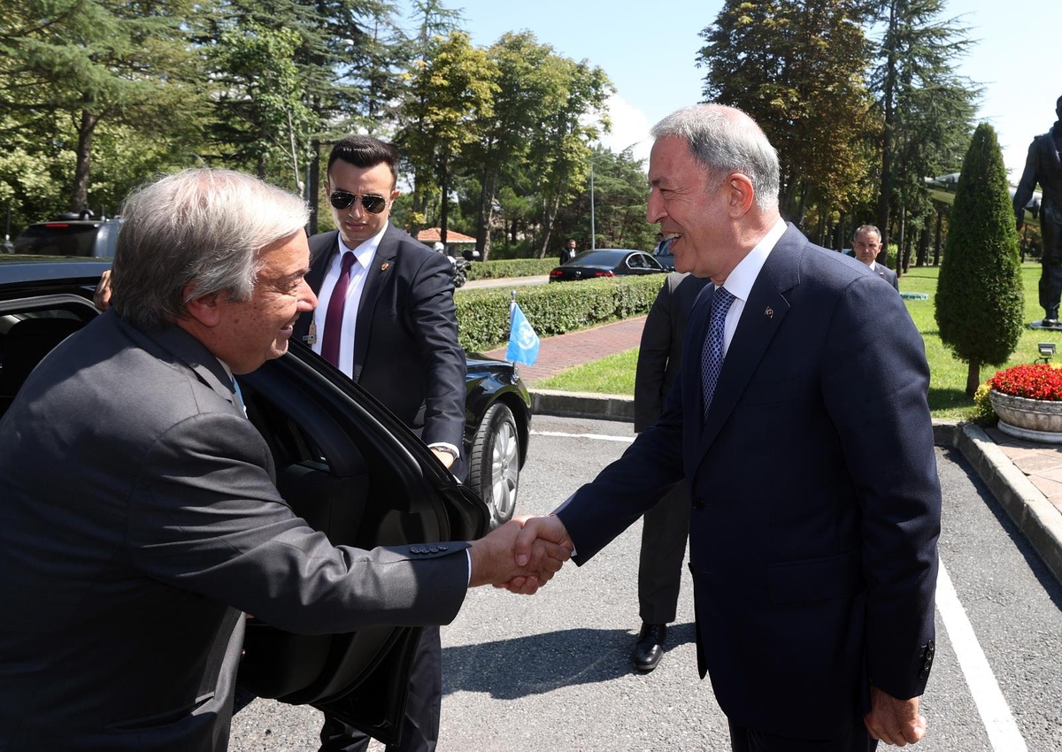 Milli Savunma Bakanı Akar ve BM Genel Sekreteri Guterres Müşterek Koordinasyon Merkezinde incelemelerde bulundu