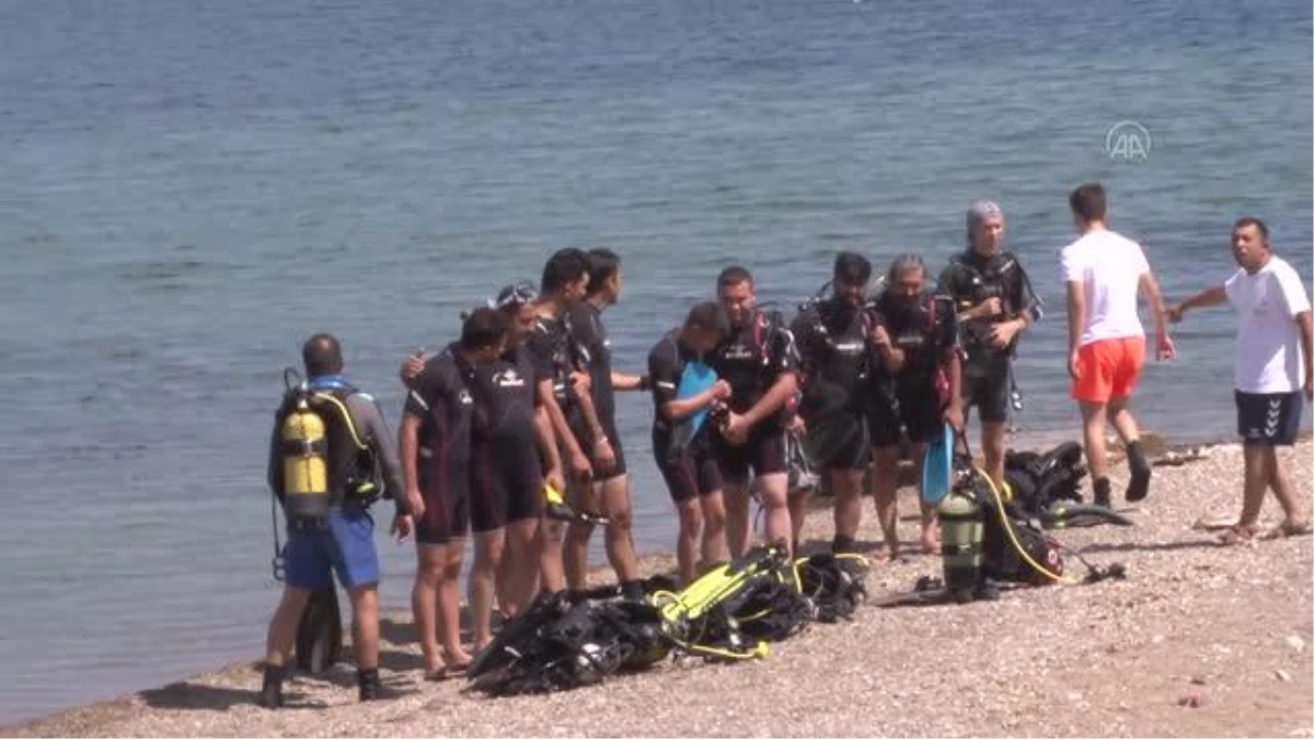 Balıkesir\'de dalış kampına katılan 13 engelli su altında Türk bayrağı açtı