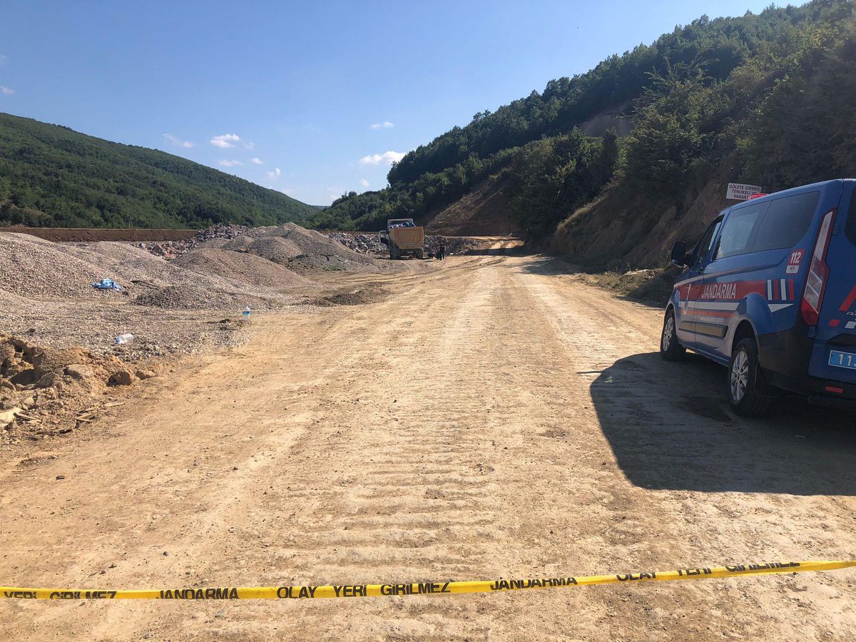Bilecik\'te damper kapağı aniden açılan kamyonun sürücüsü çakıl taşlarının altında kalarak öldü
