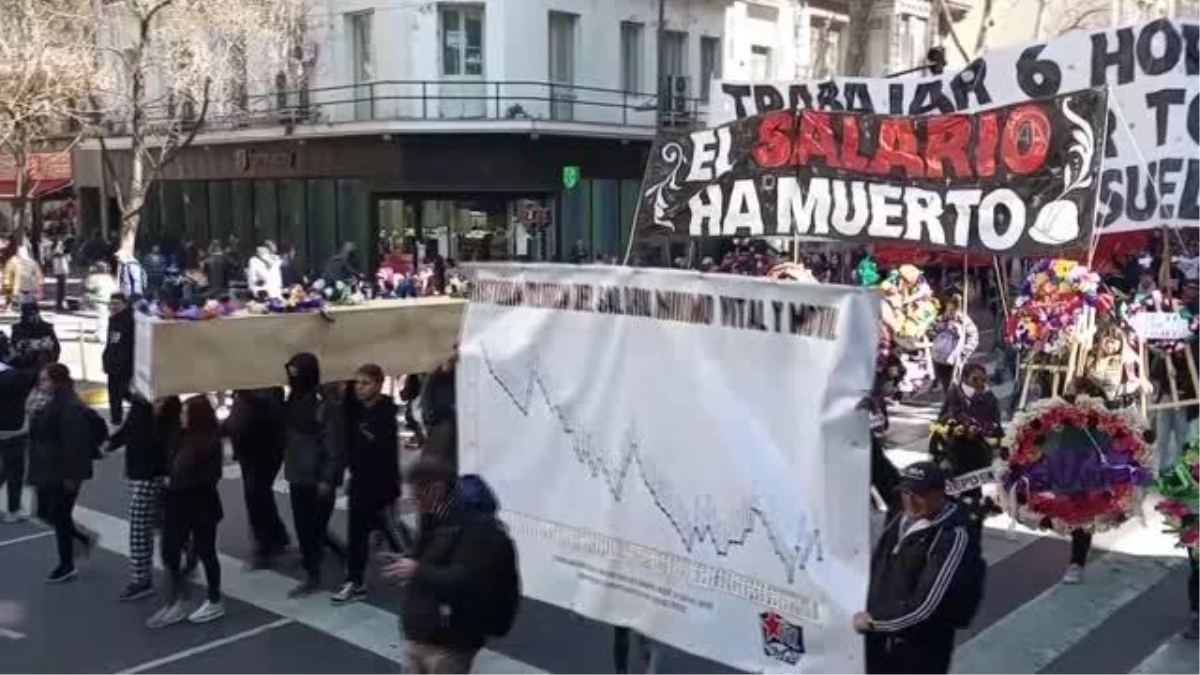BUENOS AİRES - Arjantin\'in başkenti Buenos Aires\'te protesto