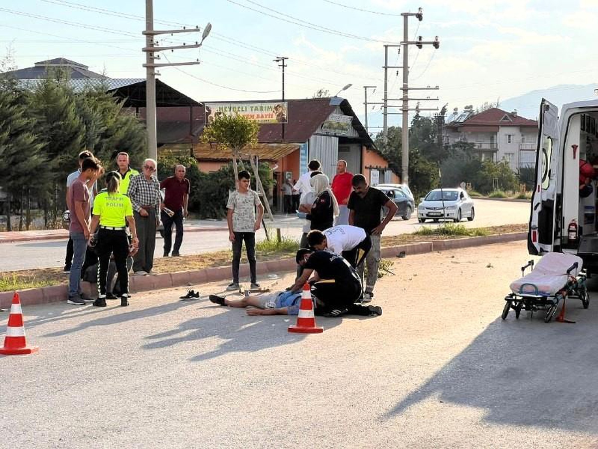 Burdur\'da motosiklet refüje çarptı: 1\'i ağır 2 yaralı