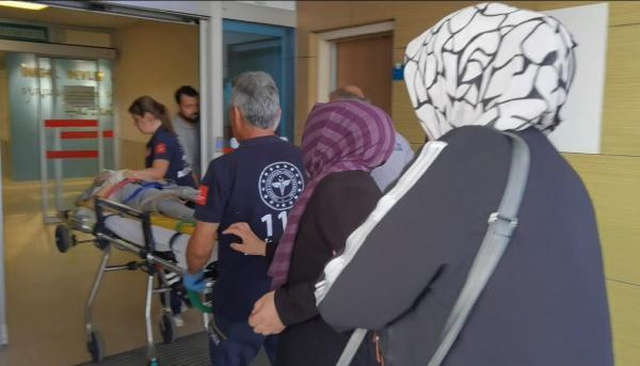 Çalıştığı hastaneye getirilen yaralı oğlunu görünce fenalık geçirdi Çalıştığı hastaneye getirilen yaralı oğlunu görünce fenalık geçirdi