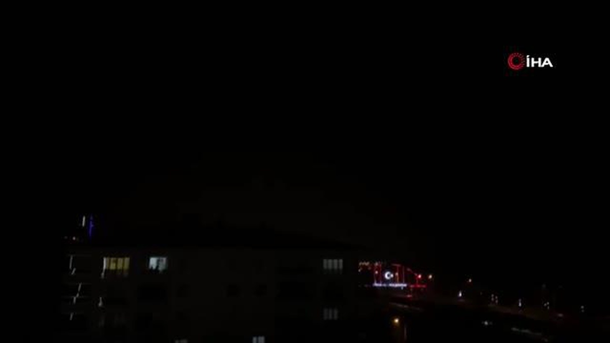 Doğu Karadeniz\'de yıldırımlar geceyi böyle aydınlattı