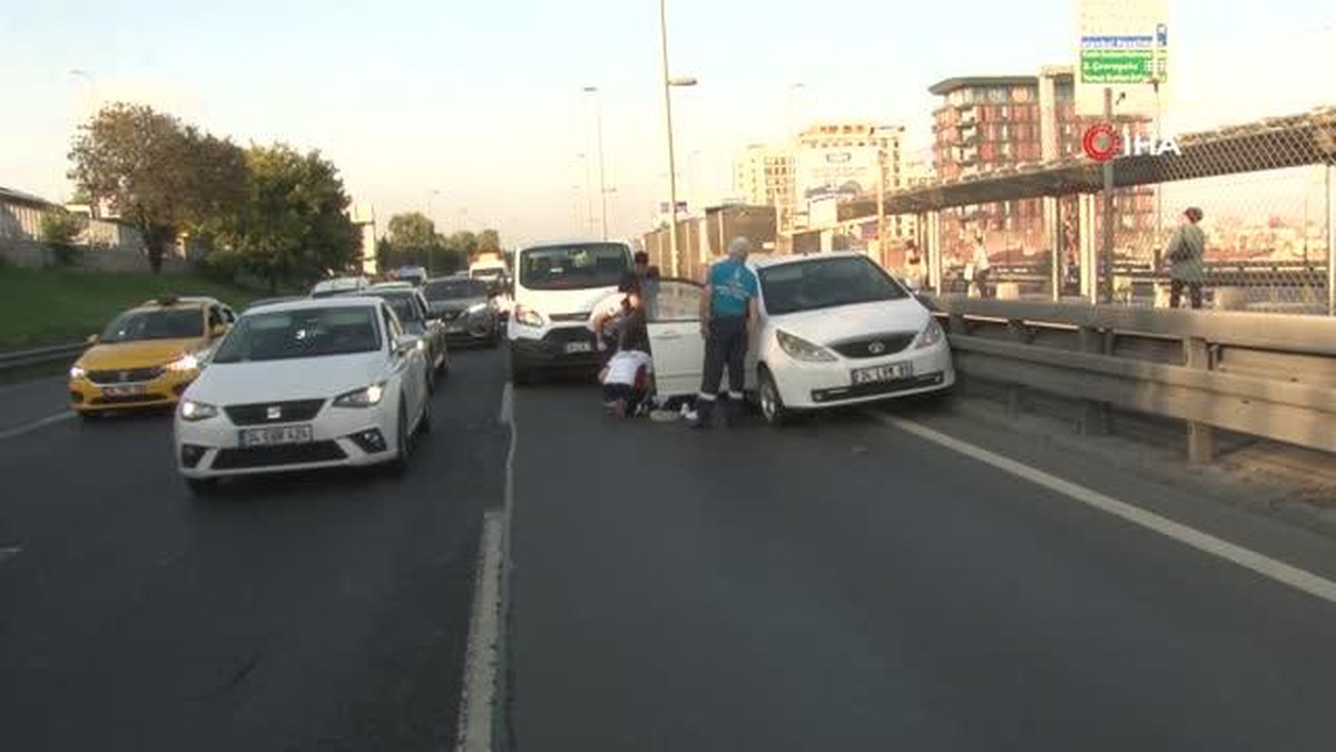 E-5\'te korkutan kaza: Direksiyon başında rahatsızlanınca kontrolünü kaybedip bariyerlere çarptı