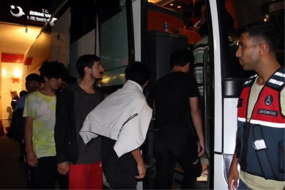 Edirne'den 227 Afgan göçmen, sınır dışı edilmek üzere İstanbul'a gönderildi