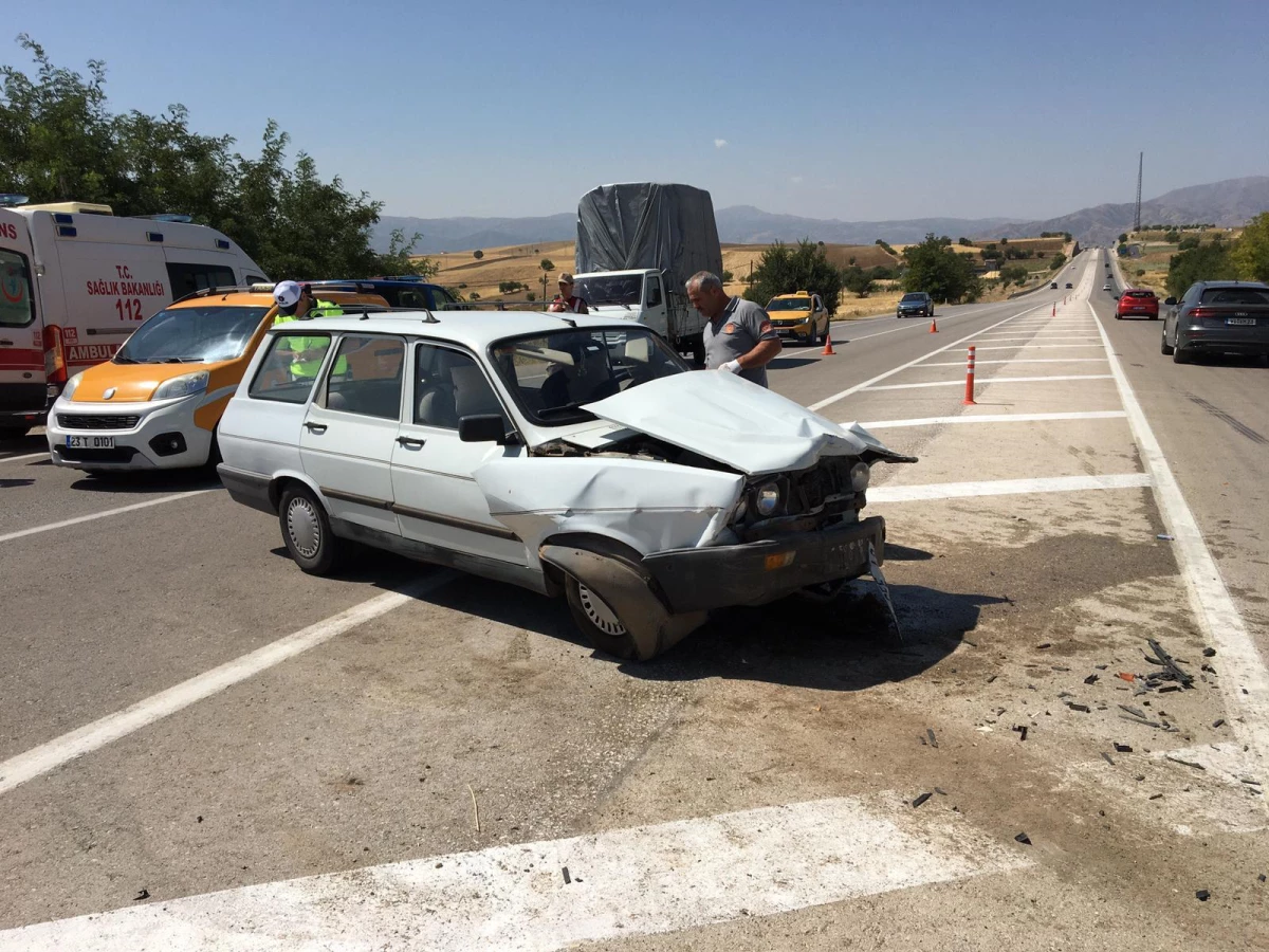 Elazığ\'da iki otomobilin çarpıştığı kazada 5 kişi yaralandı