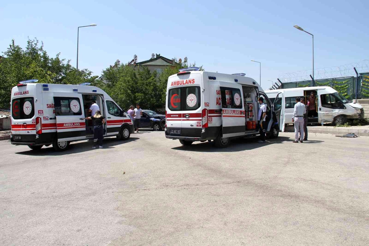 Elazığ\'da öğrenci minibüsü ile otomobil çarpıştı: 5 yaralı