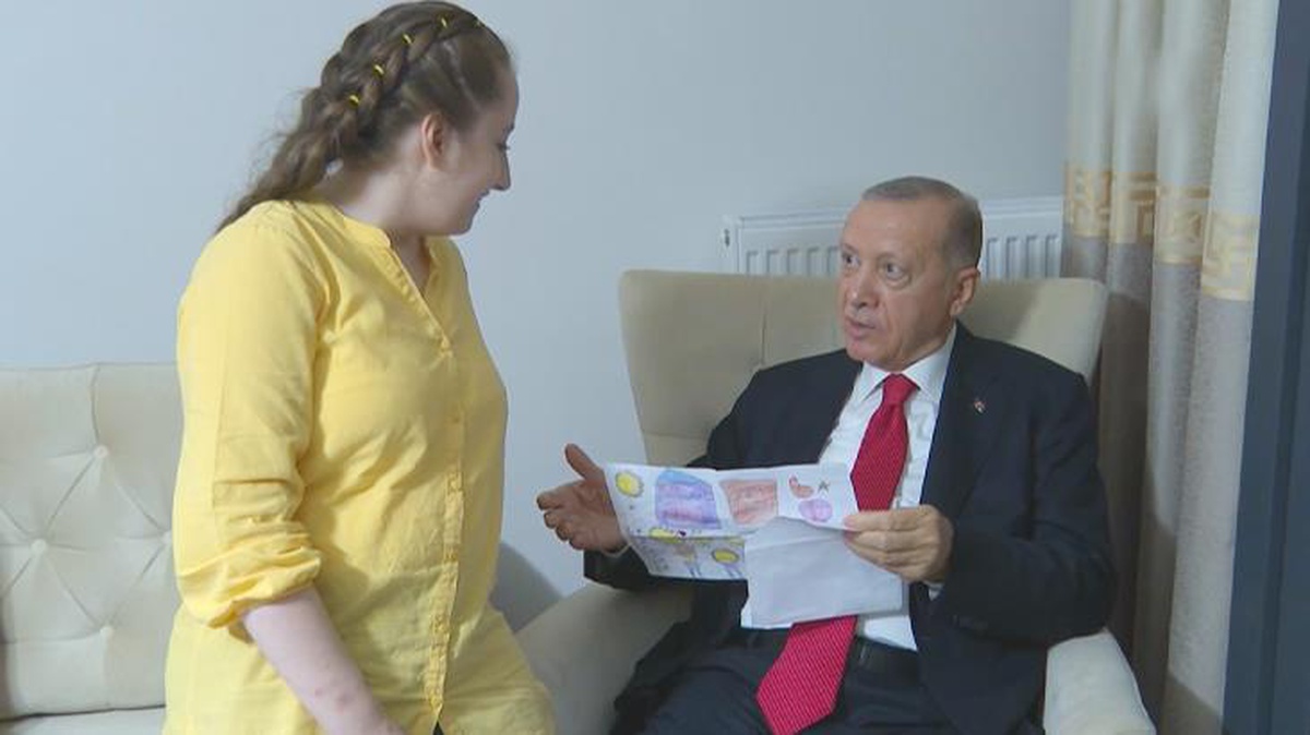 Cumhurbaşkanı Erdoğan\'dan kendisine yazılan "Miniciksin" şiirine esprili yanıt: Kızım ben 1.85 boyundayım