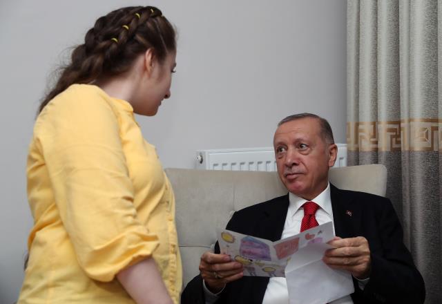 Erdoğan'ın kendisine yazılan şiirdeki 'Miniciksin' ifadesine verdiği yanıt güldürdü: Kızım 1.85 boyundayım Erdoğan'ın kendisine yazılan şiirdeki 'Miniciksin' ifadesine verdiği yanıt güldürdü: Kızım 1.85 boyundayım