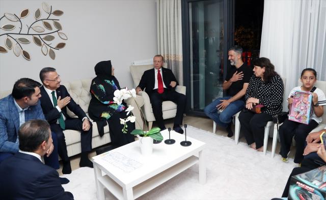 Erdoğan'ın kendisine yazılan şiirdeki 'Miniciksin' ifadesine verdiği yanıt güldürdü: Kızım 1.85 boyundayım Erdoğan'ın kendisine yazılan şiirdeki 'Miniciksin' ifadesine verdiği yanıt güldürdü: Kızım 1.85 boyundayım