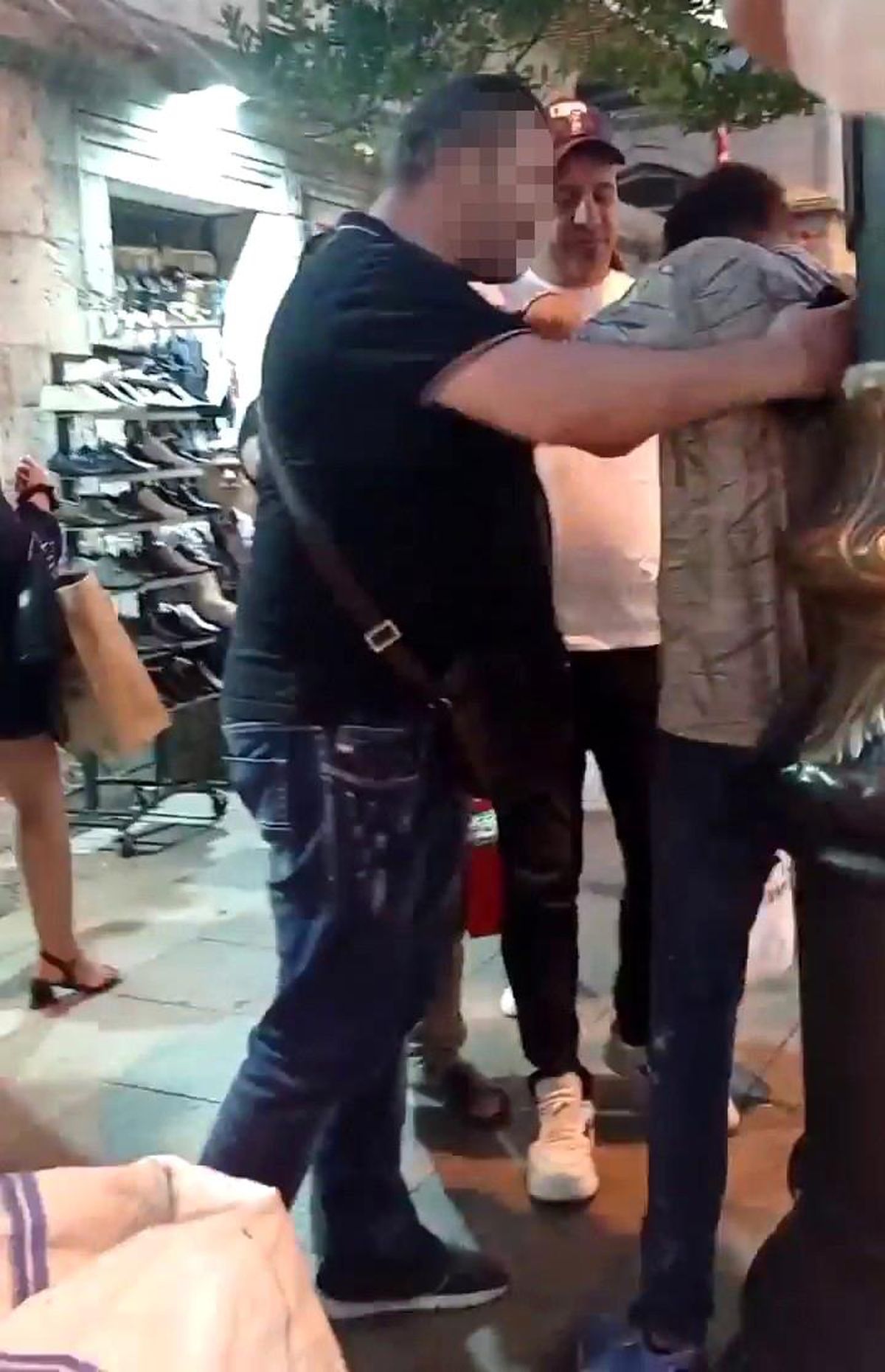 Fatih'te bir adam karısına çarpan kağıt toplayıcısı genci dövdü