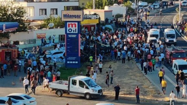 Freni patlayan tırın arasına daldı kalabalığın neden orada toplandığı ortaya çıktı Freni patlayan tırın arasına daldı kalabalığın neden orada toplandığı ortaya çıktı