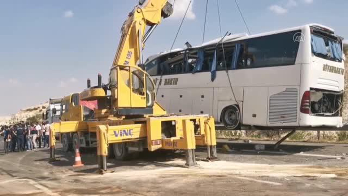 GAZİANTEP - Kaza yapan araca müdahale eden ekiplere yolcu otobüsü çarptı - Yolcu otobüsünün vinçle kaldırılması