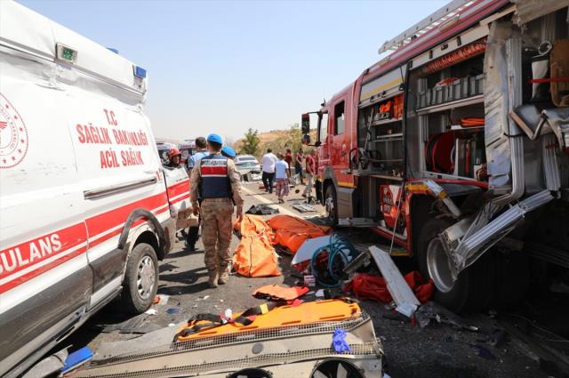 Gaziantep'te 15 kişinin can verdiği kazayla ilgili kahreden detay! Yaralılara yardım etmek için durmuşlar Gaziantep'te 15 kişinin can verdiği kazayla ilgili kahreden detay! Yaralılara yardım etmek için durmuşlar