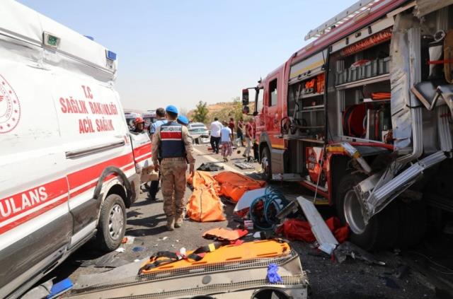 Gaziantep'te katliam gibi zincirleme kaza! İlk belirlemelere göre 15 ölü var Gaziantep'te katliam gibi zincirleme kaza! İlk belirlemelere göre 15 ölü var