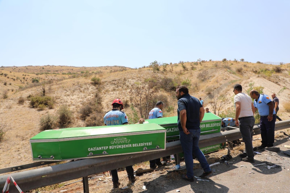 Gaziantep haberi... Gaziantep\'te kaza yapan araca müdahale eden ekiplere yolcu otobüsü çarptı, 15 kişi öldü