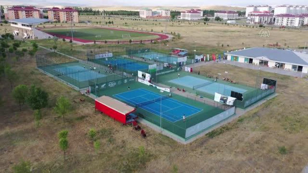 Geleneksel 2. Ağrı Dağı Tenis Turnuvası devam ediyor