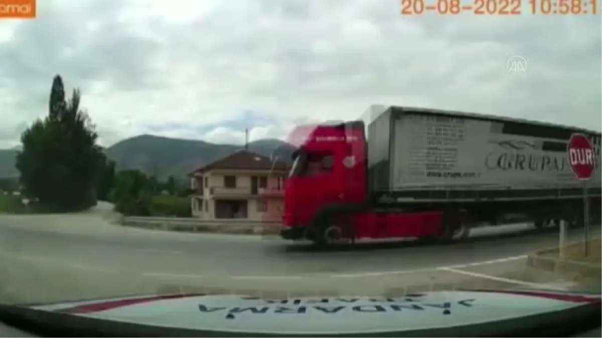 Tokat\'ta hareket halinde tırda çıkan yangını jandarma söndürdü