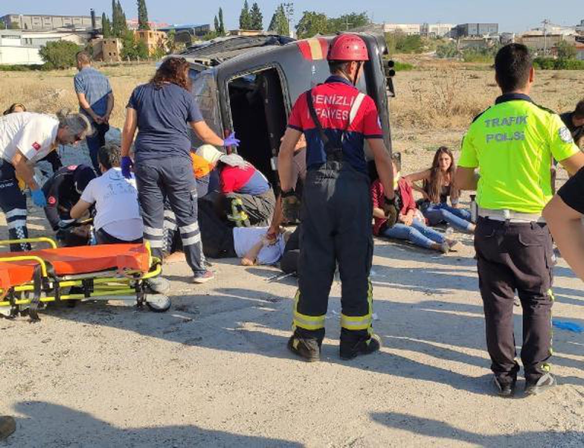 Denizli\'de iki minibüsün çarpıştığı kazada 14 kişi yaralandı