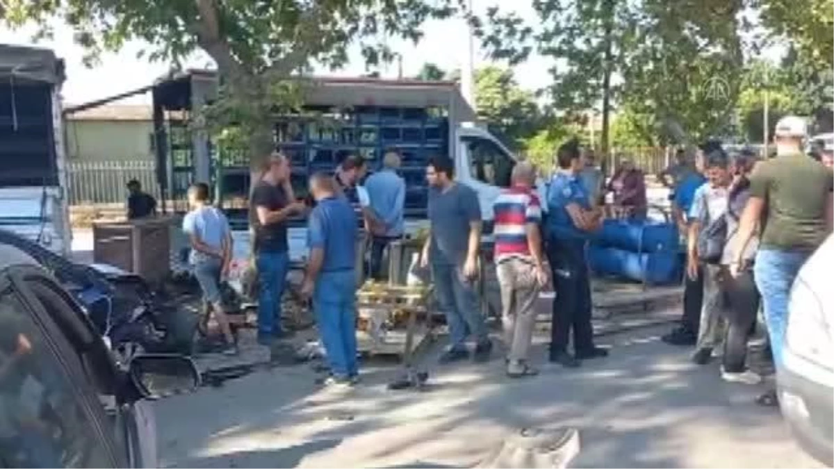 İzmir\'de iki otomobilin çarpıştığı kazada yoldaki seyyar satıcı yaralandı