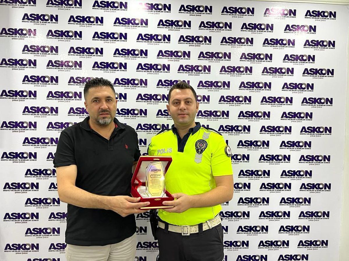 İş adamları derneğinden polis memuruna teşekkür plaketi