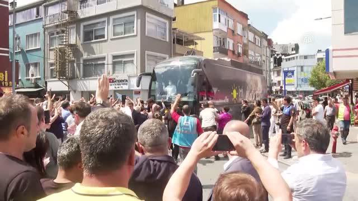 İYİ Parti Genel Başkanı Akşener\'den İstanbul\'da esnaf ziyareti