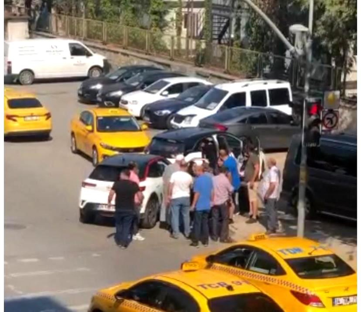 Kartal\'da taksiciyle yabancı uyruklu sürücünün yol verme kavgası kamerada