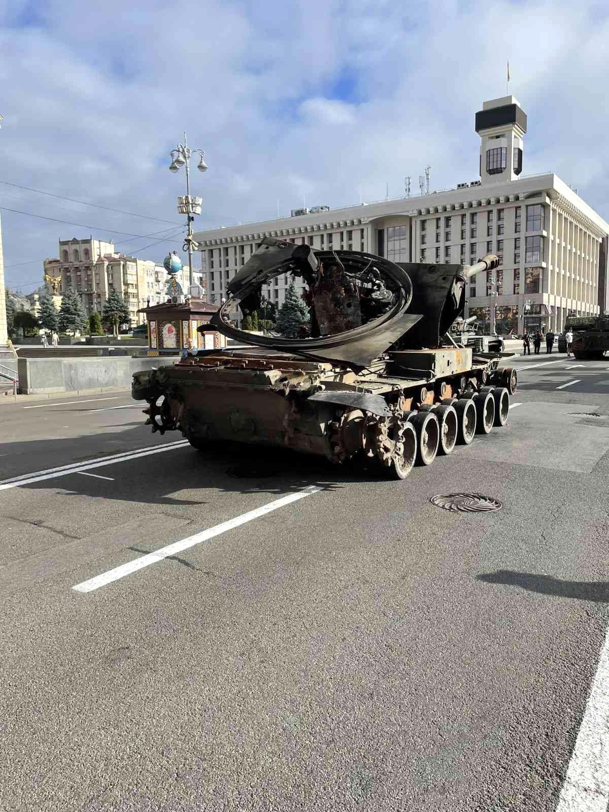 Kiev\'de, Rus ordusunun ele geçirilen tankları sergileniyor