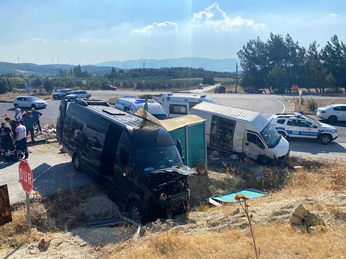 Kırkağaç\'ta iki otomobil çarpıştı: 9 yaralı