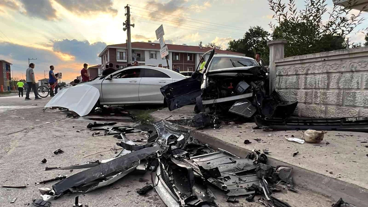 Lüks otomobiller mahalle arasında çarpıştı: 4 yaralı
