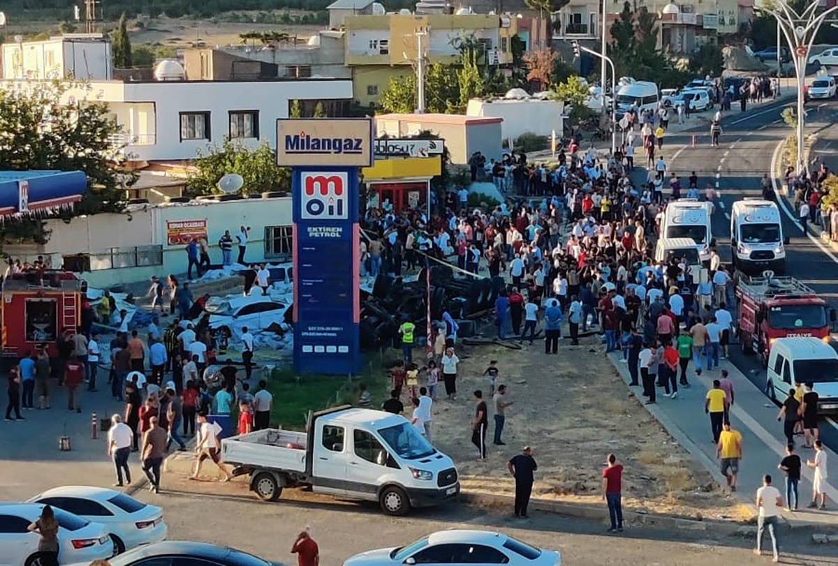 Mardin\'in Derik ilçesi Üçyol mevkiinde freni patlayan tır ilk önce iki araca çarpıp takla attı, daha sonra kıraathaneye daldı.