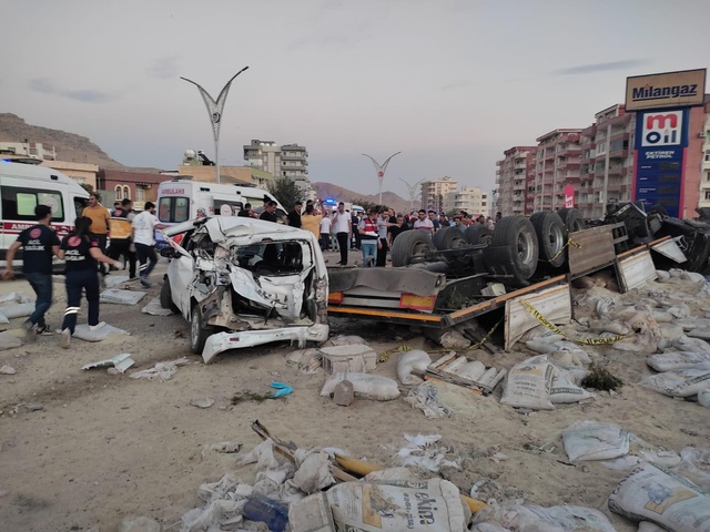 Mardin'de freni patlayan TIR faciaya neden oldu! Çok sayıda ölü ve yaralı var Mardin'de freni patlayan TIR faciaya neden oldu! Çok sayıda ölü ve yaralı var