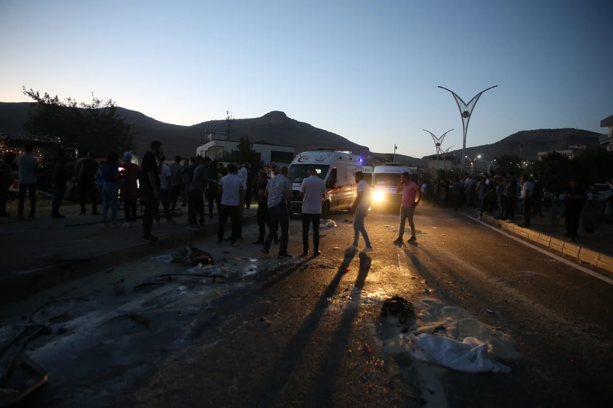 Son dakika haber: Mardin\'de kaza yapan araçlara müdahale edenlere tır çarptı, 10 kişi hayatını kaybetti