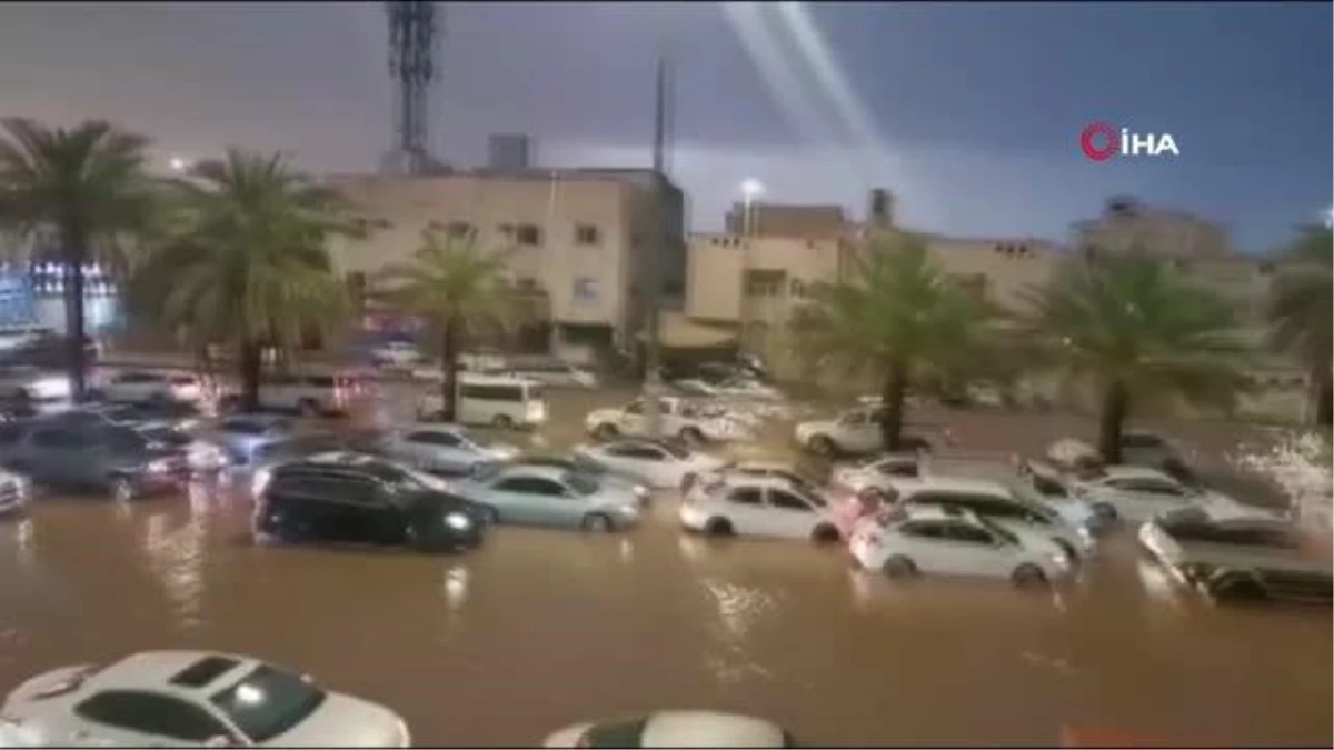 Mekke ve Medine\'de şiddetli yağışMüslümanlar yağmur altında tavaf etti