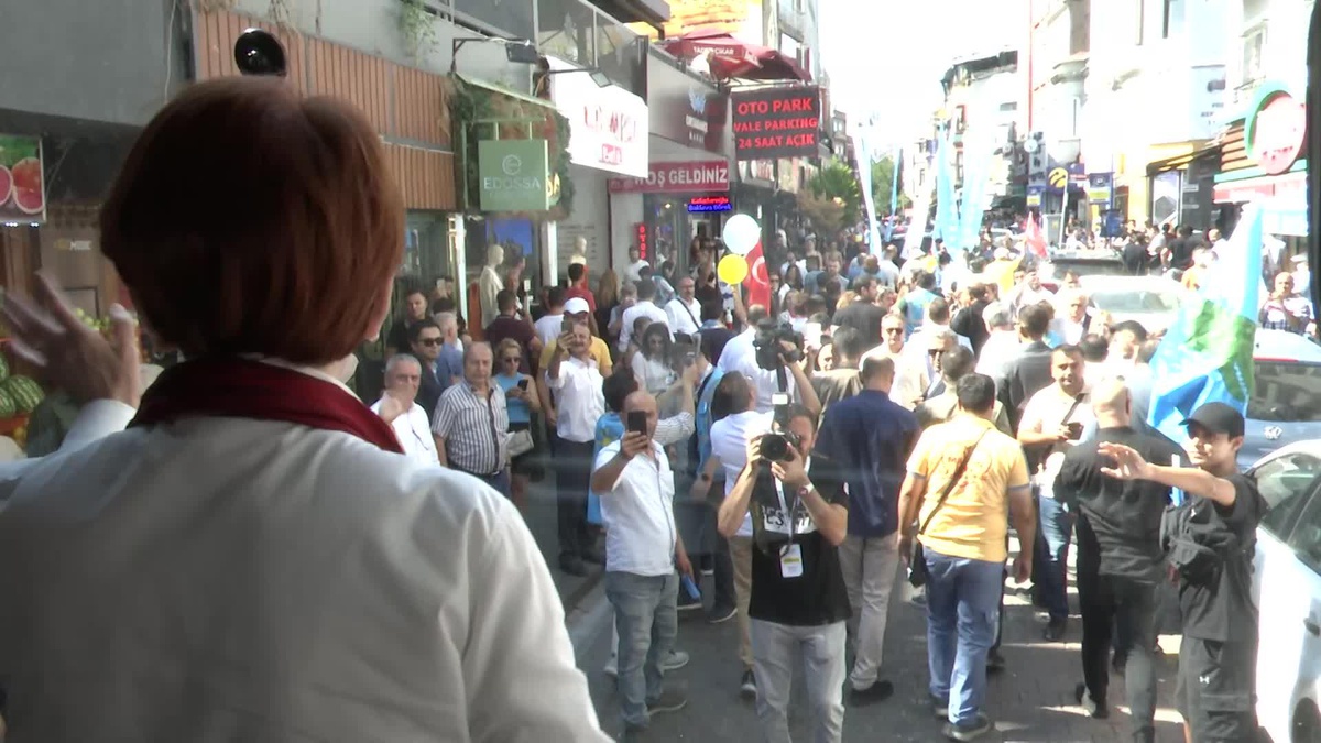 Meral Akşener\'e Beşiktaş Forması Hediye Edildi