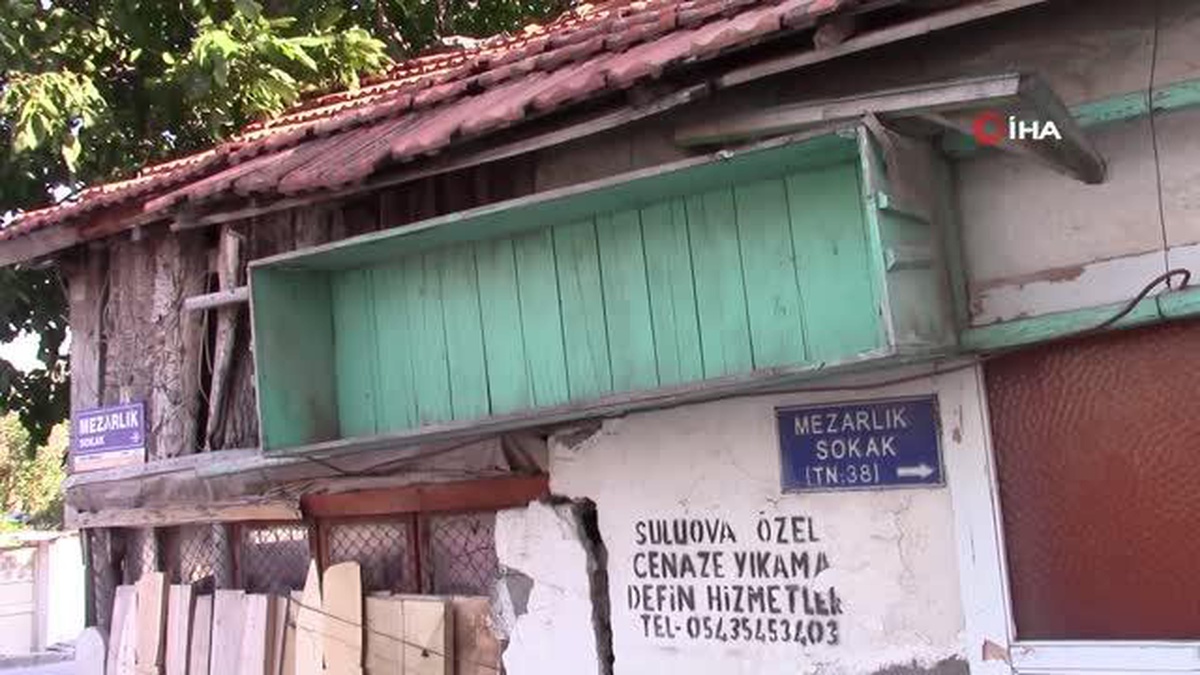 Mezarlık sokağa gelen tabutla karşılaşıyor