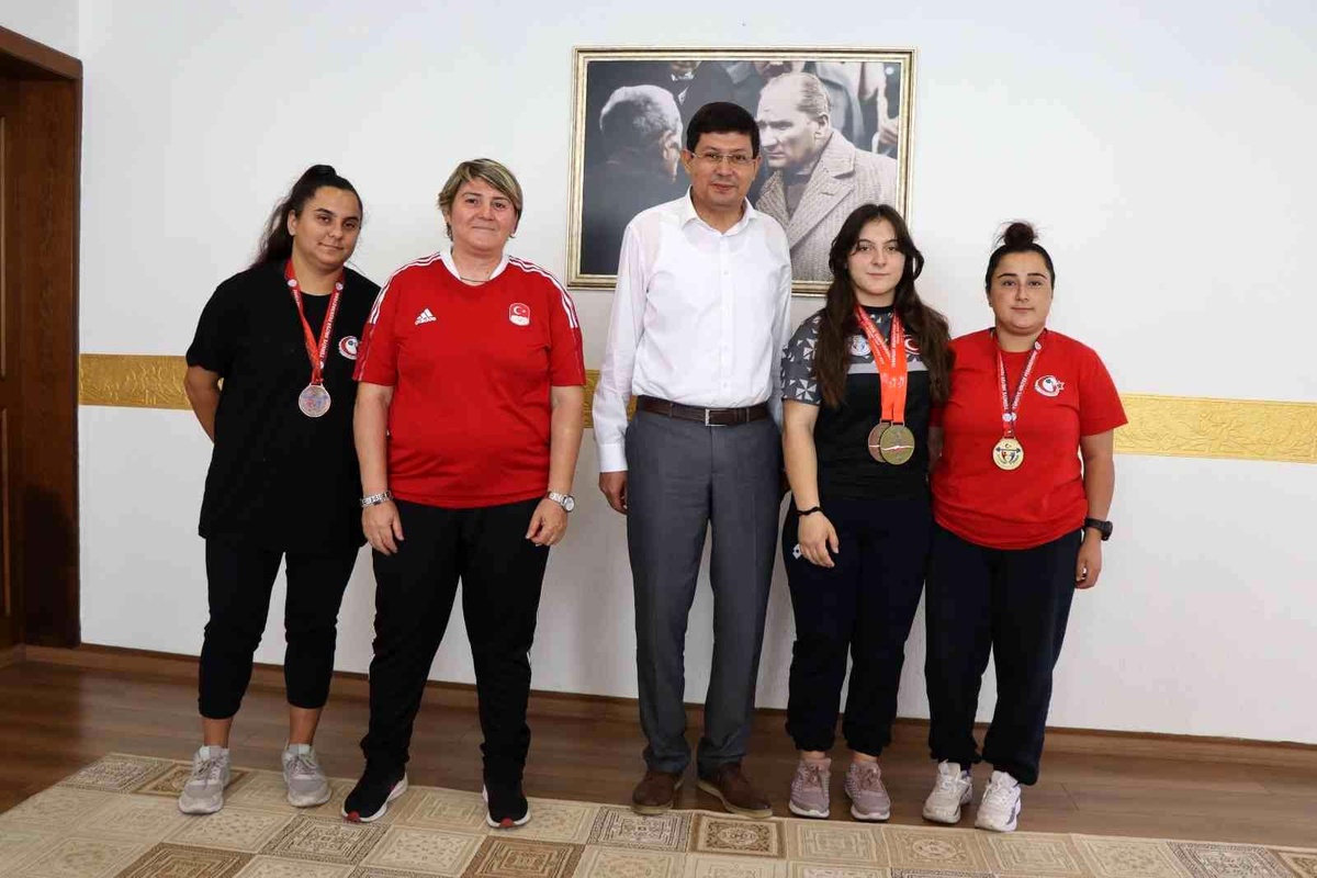 Nazilli\'nin gururu kızlardan Başkan Özcan\'a destek teşekkürü