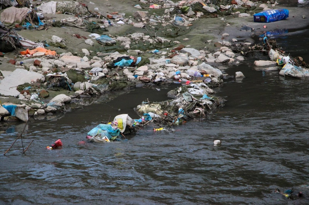 Nepal\'in sembollerinden Bagmati Nehri siyaha büründü