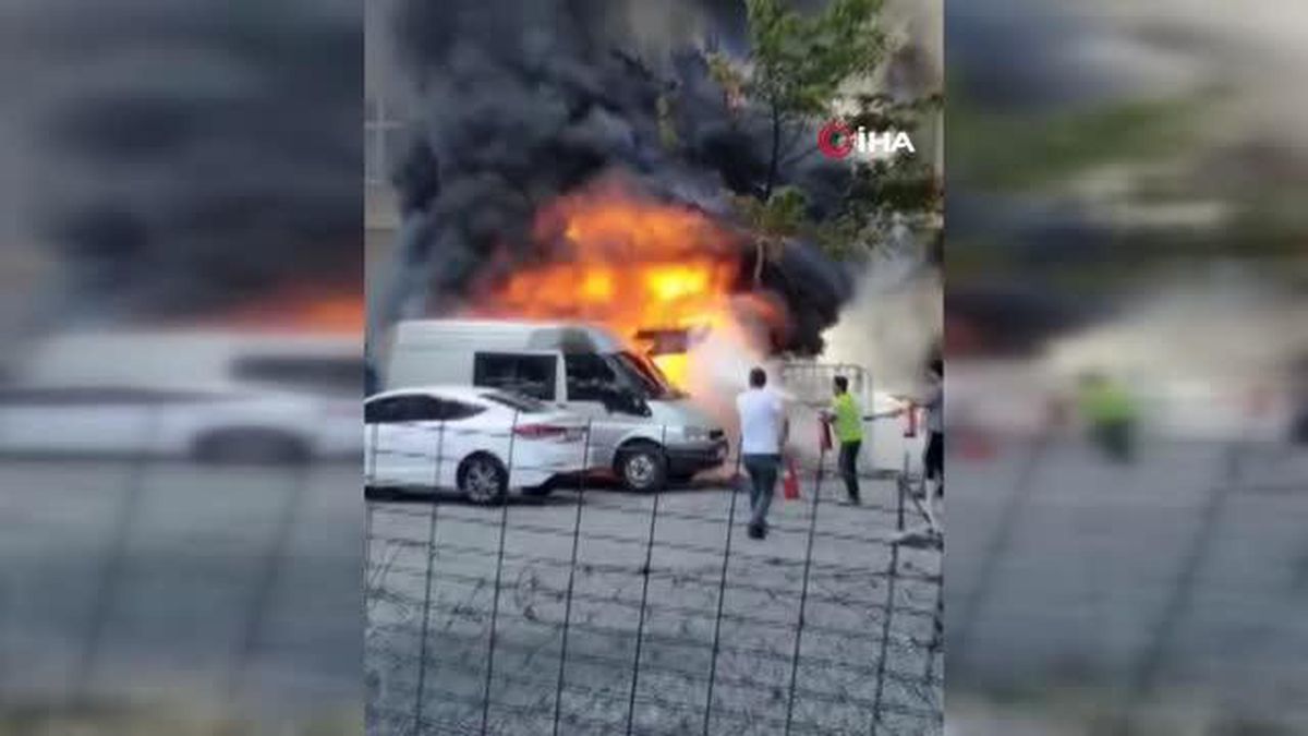 Park halindeki araç alev topuna döndü