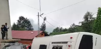 Rize'de tur midibüsü devrildi: 24 yaralı