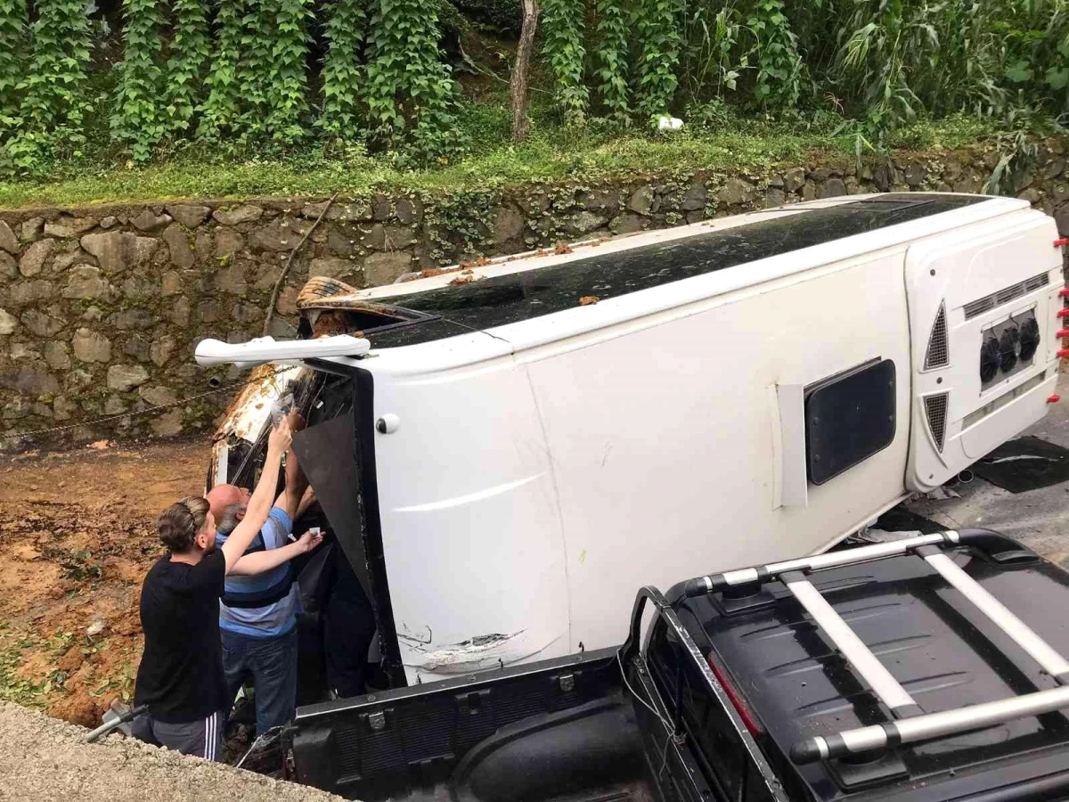 Rize\'de tur minibüsü devrildi: 24 yaralı