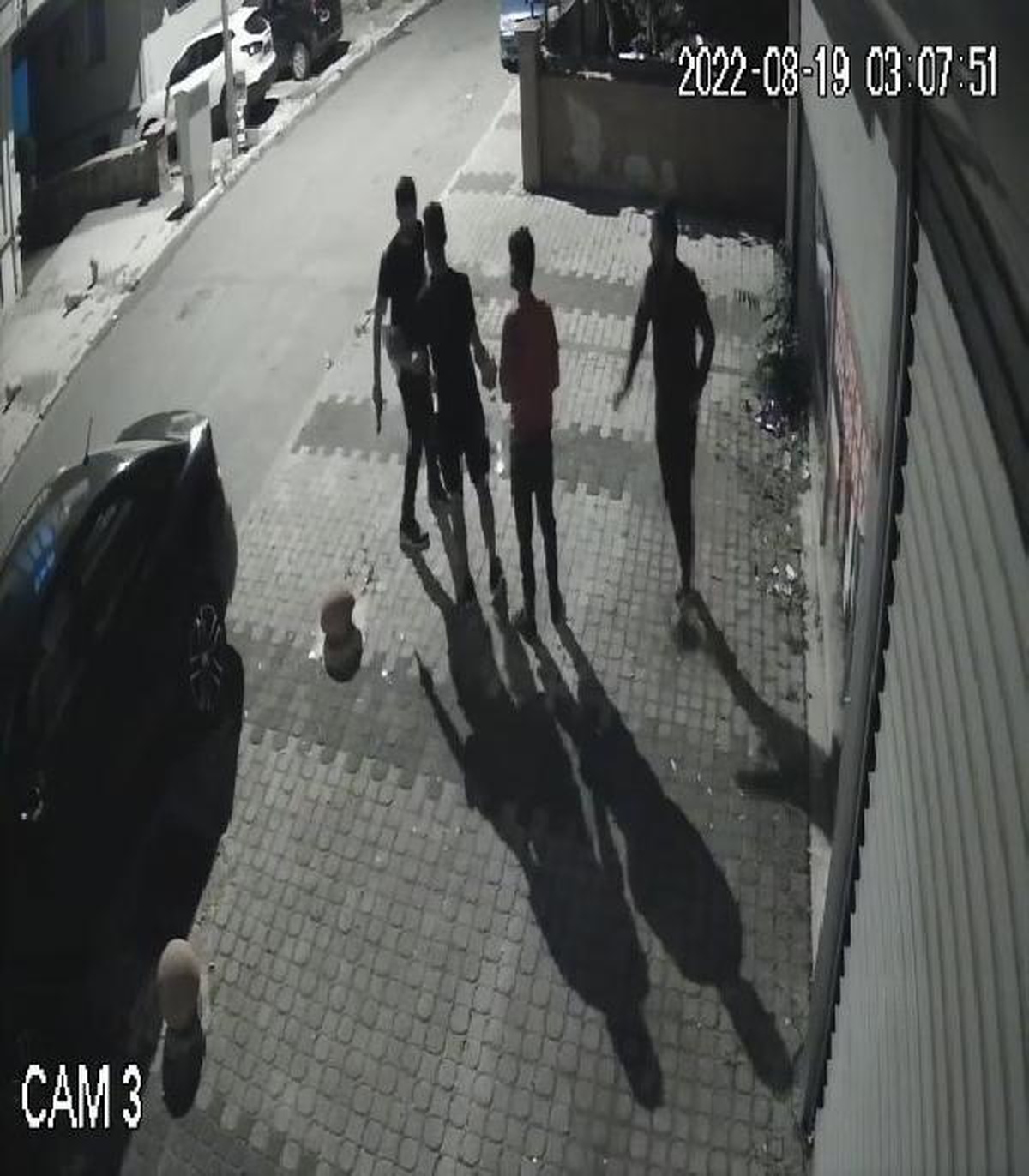 SANCAKTEPE\'DE ELİ SİLAHLI VE BIÇAKLI 3 KİŞİ İŞYERİ BASTI