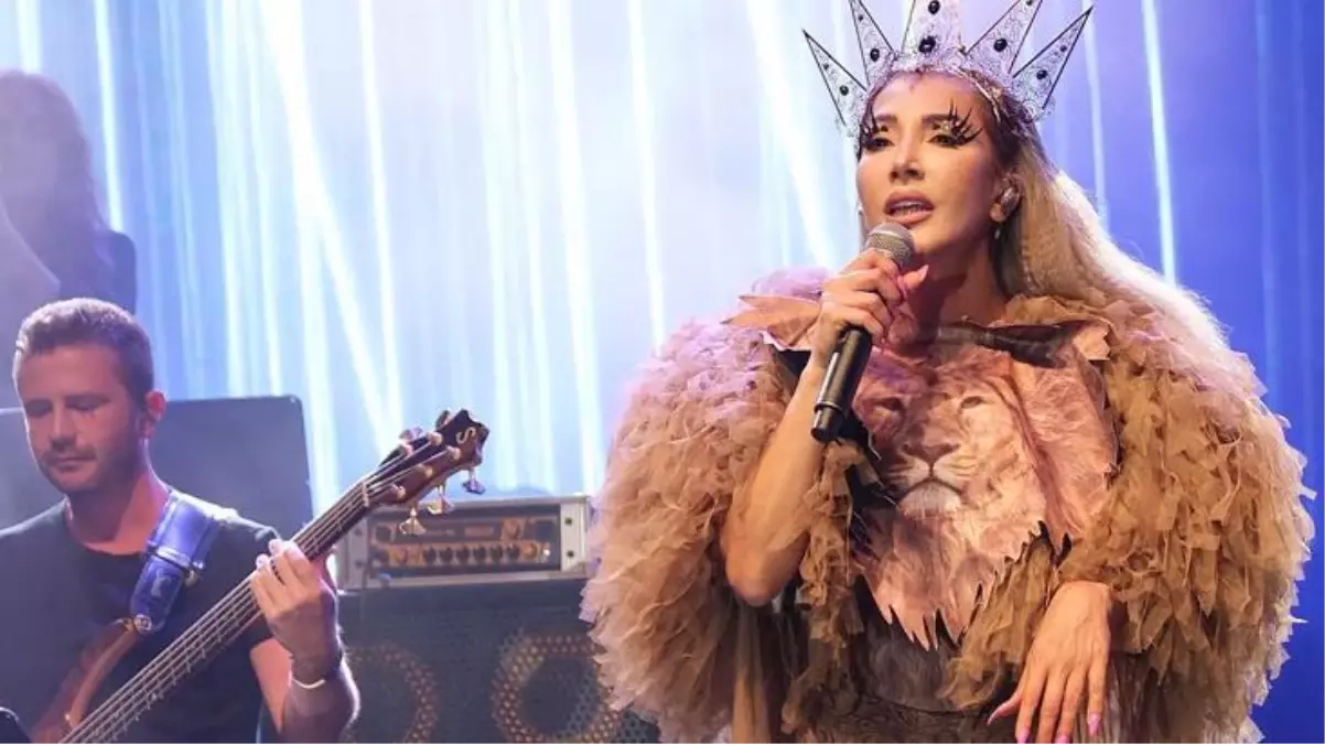 Hande Yener, YouTube\'da dinlenme sayısı çok görünen ancak konser veremeyen meslektaşlarıyla dalga geçti