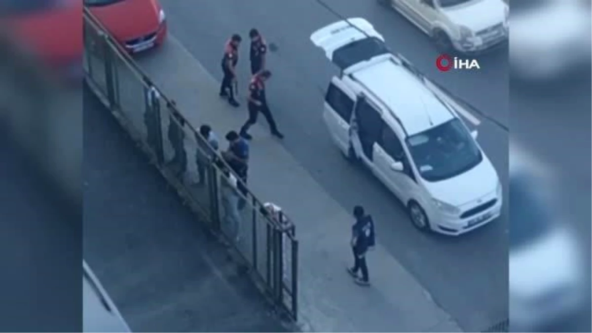 Sultangazi\'de polisin şüphelendiği araçtan uyuşturucu madde ve nakit para çıktı